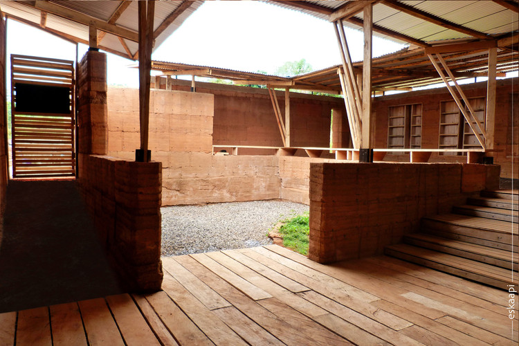 Framed Escape Library  eskaapi-1