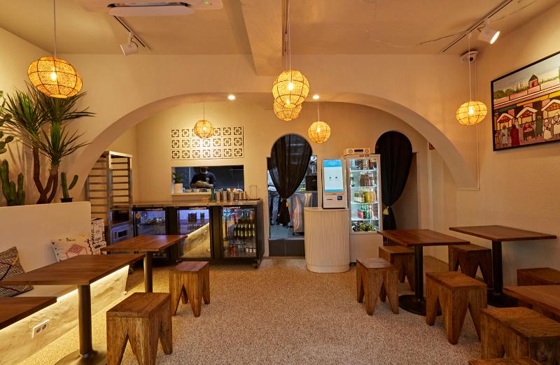 温馨 15 坪卡萨布兰卡餐厅设计，明亮照明营造舒适氛围-9