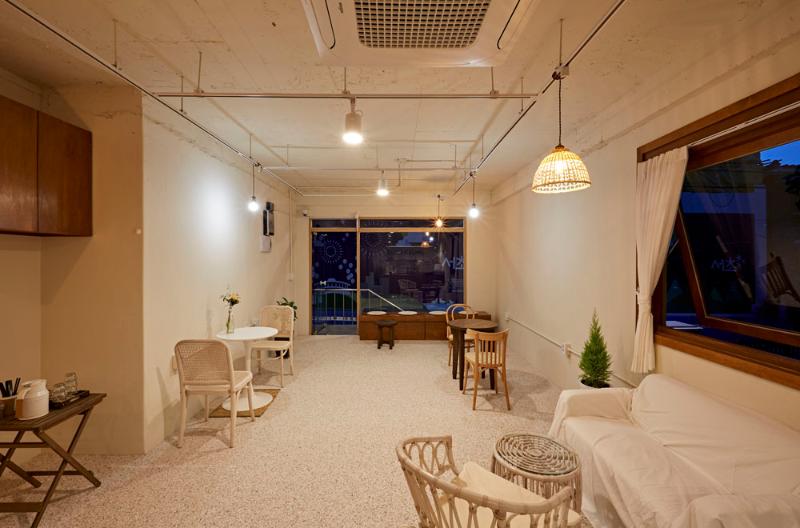 双层咖啡厅 | 白色与原木的 13 坪空间设计-4