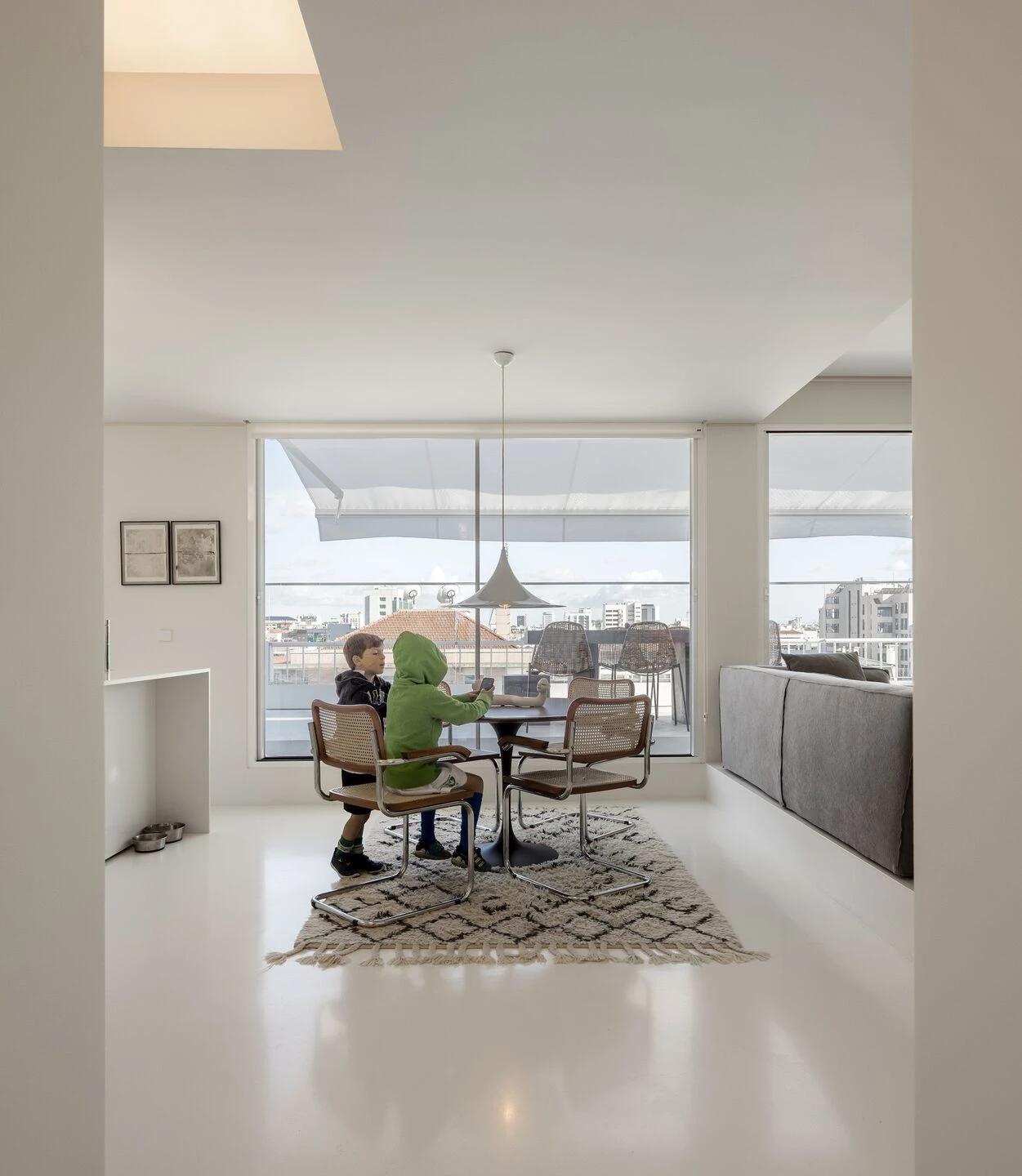 里斯本顶层公寓,白色简约风营造明亮空间-24