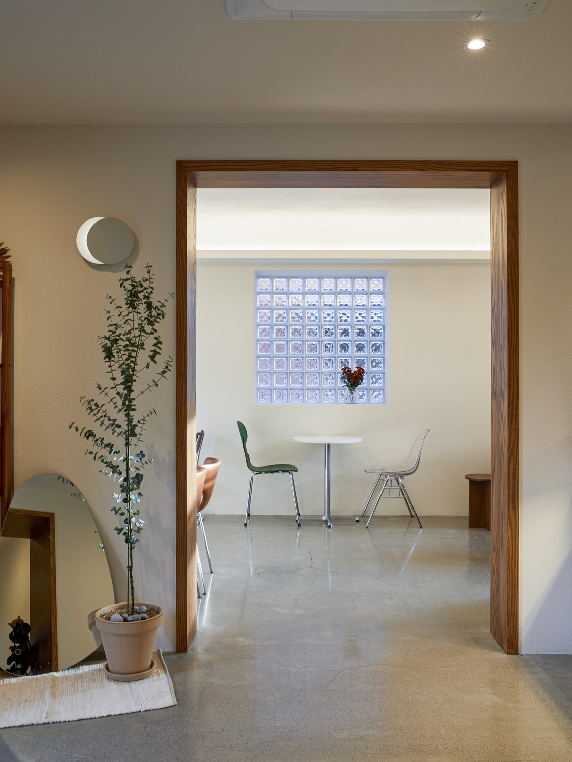 简约 37 平咖啡馆，白色与原木打造温馨空间-9