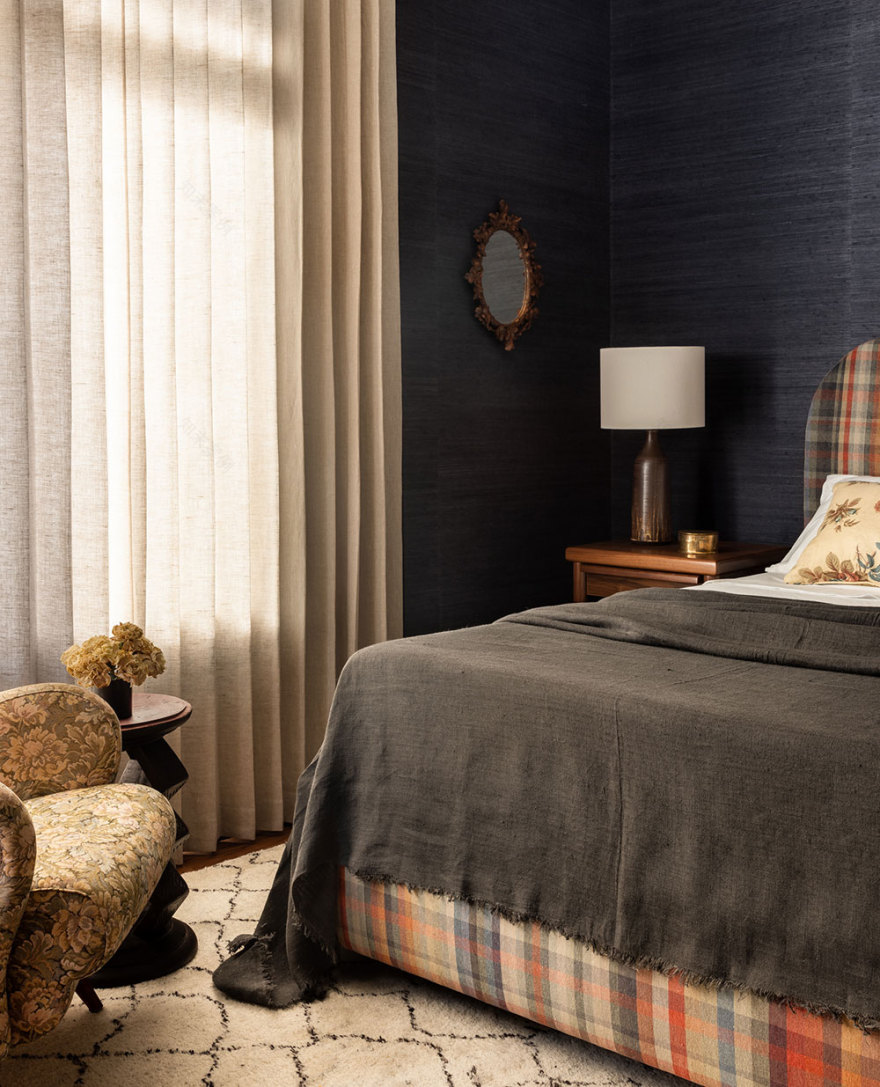 西雅图福克斯岛传统住宅 | 花卉图案与深色对比的完美结合-13