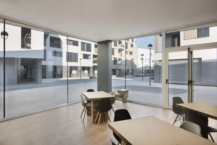 米兰老年住宅区的温馨木色调和谐空间-16