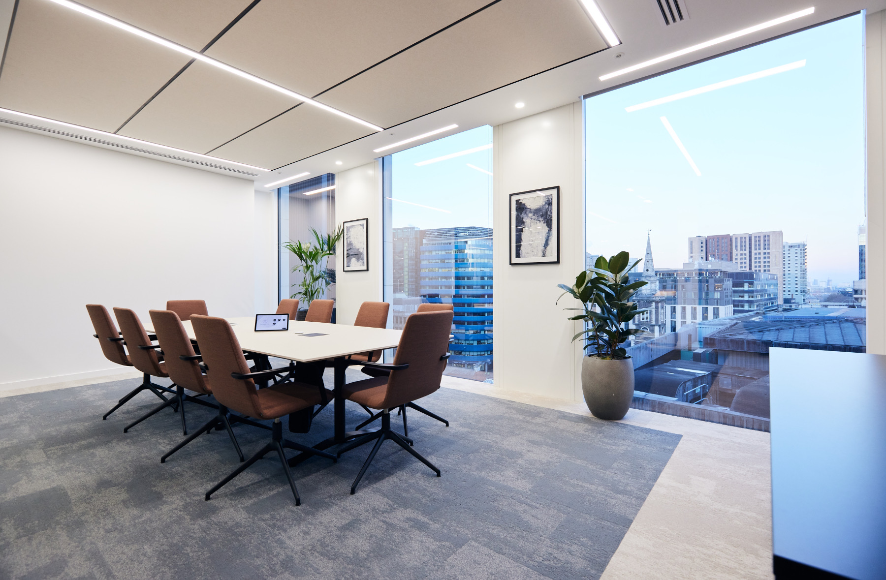 A Look Inside Hampshire Trust Bank’s New London Office - Officelovin'-2