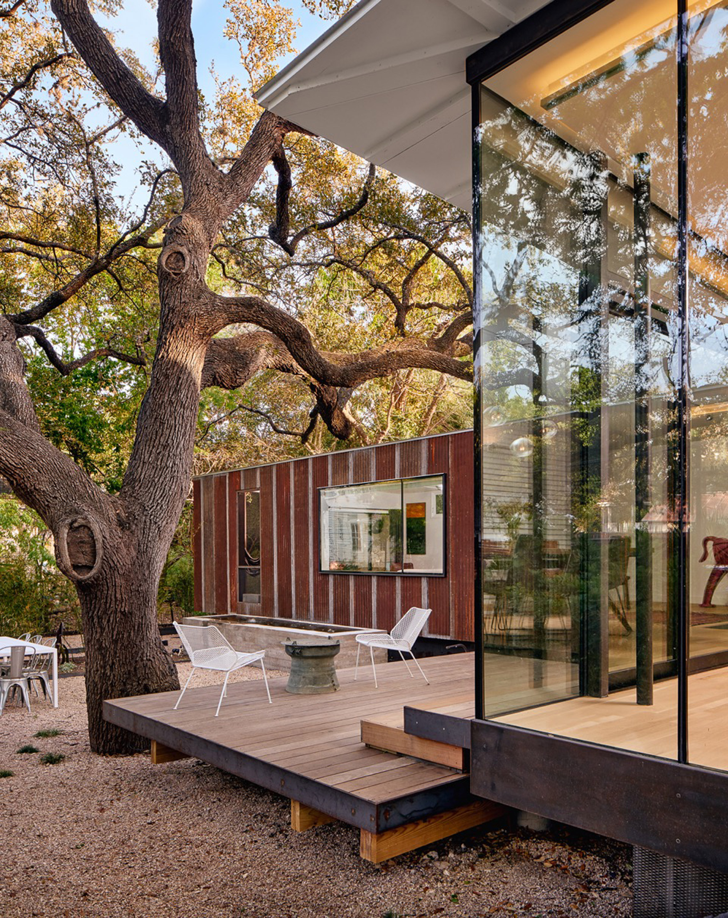 Nick Deaver enlarges 1930s Austin cottage with glass and metal additions-3