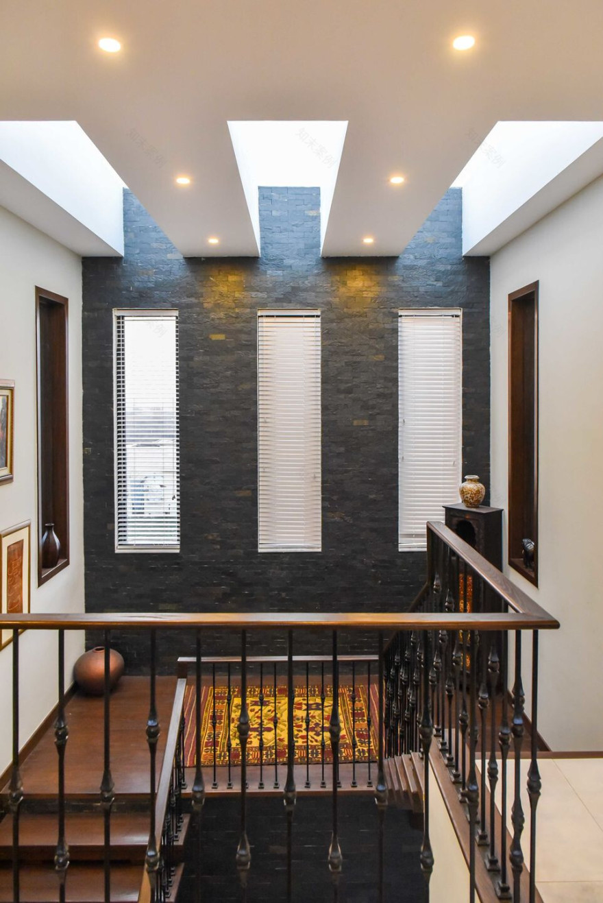 斜坡屋顶现代居所 | 自然光与材料的巧妙融合-26