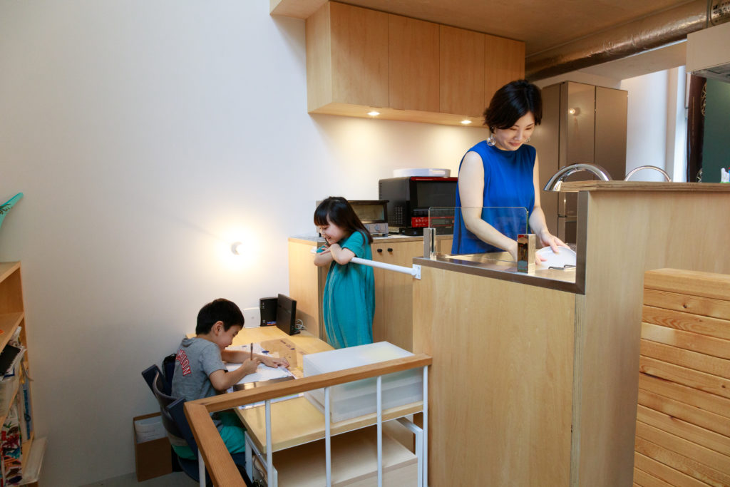 鉄骨造が叶えた大胆プラン吹き抜けの大空間に個室が浮かぶ家 | Architecture | 100%LiFE-7