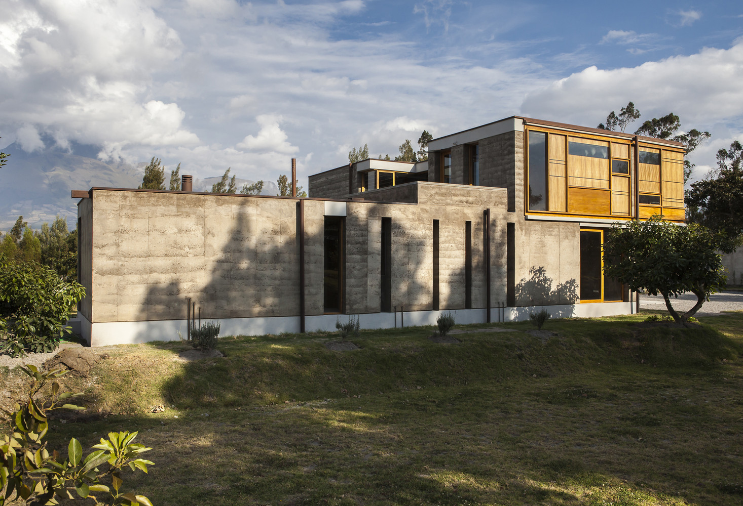 Cotacachi House  Arquitectura X-53