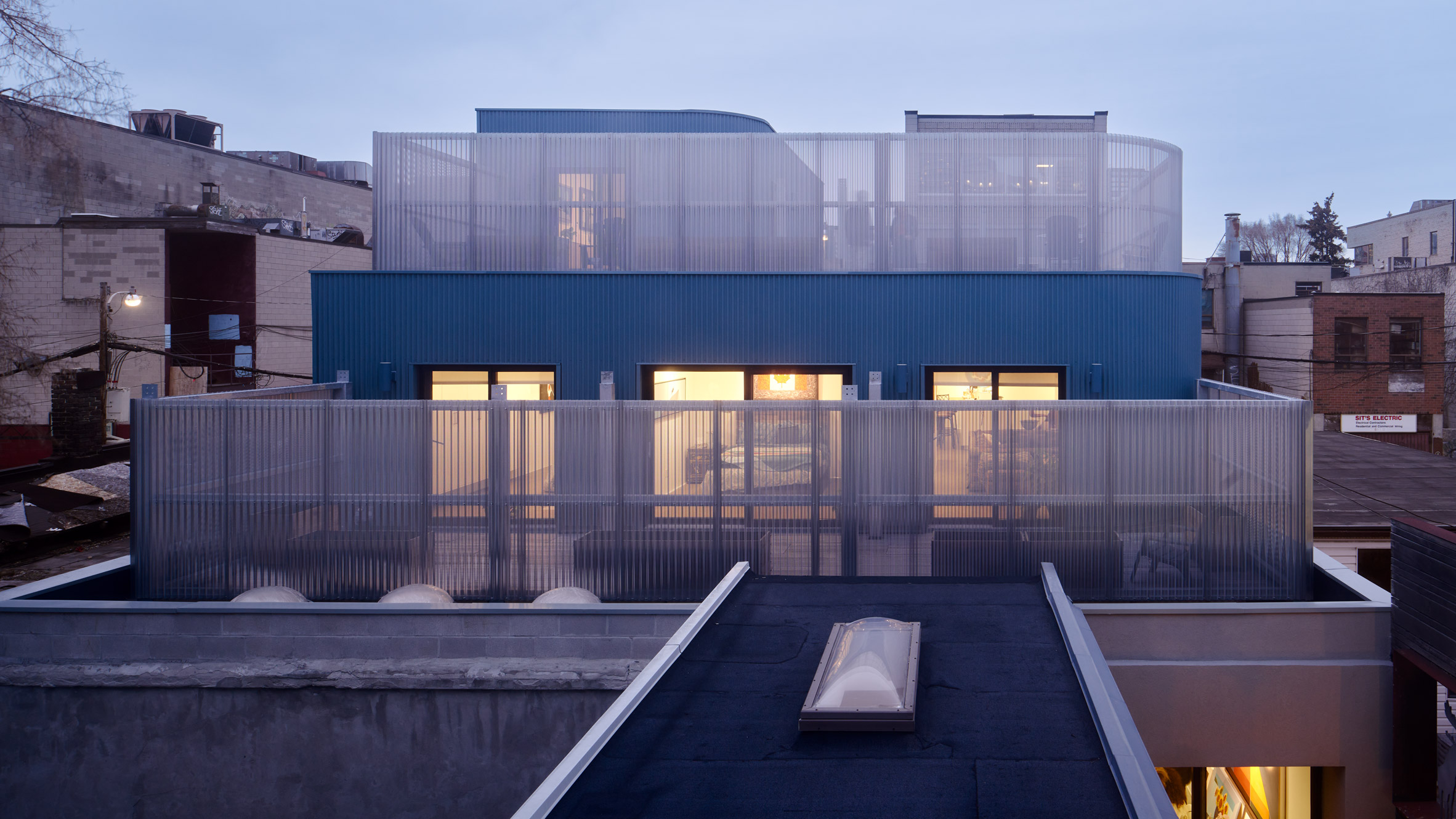 艺术家查尔斯·帕奇特的蓝色画廊 | 工业风建筑的创新设计-0