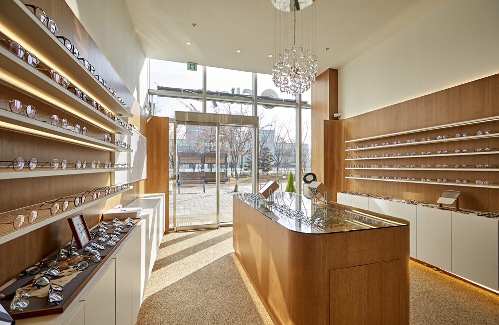 白色与木色，打造 11 平米极简眼镜店-8