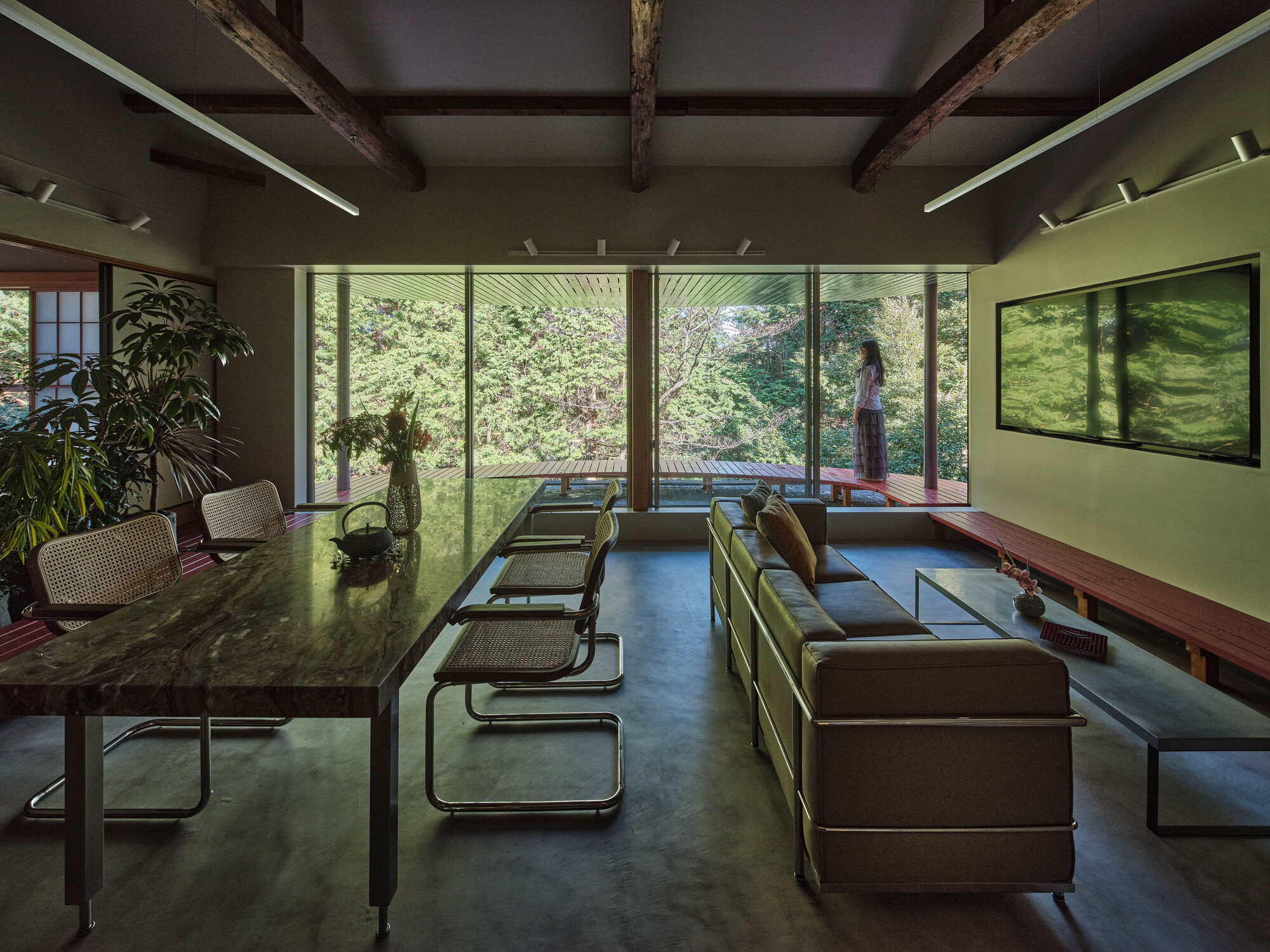 二之平的缘侧（注：缘侧是日本传统建筑中房屋与庭院之间有屋檐的走廊空间） 丨日本神奈川丨HAMS and,Studio-33