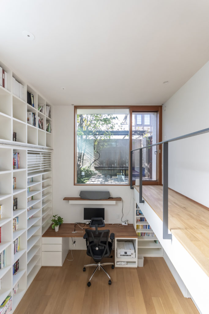 別荘地のように静かで緑に囲まれた家　緑と空の見える図書室でゆったりと本を読んで過ごす | Architecture | 100%LiFE-2