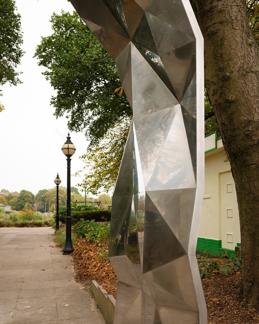 英国公园“偶然事件”拱门设计,历史人物穿孔唤起时空对话-2