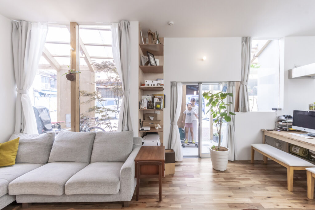 気軽に外と行き来できる鍵形の家　外へと開いた明るい空間で暮らす | Architecture | 100%LiFE-2