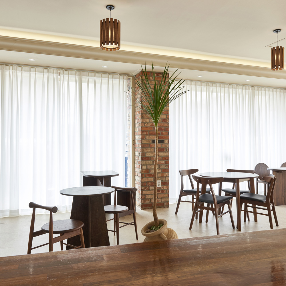 白色与木色，打造温馨的 24 平米咖啡厅-13