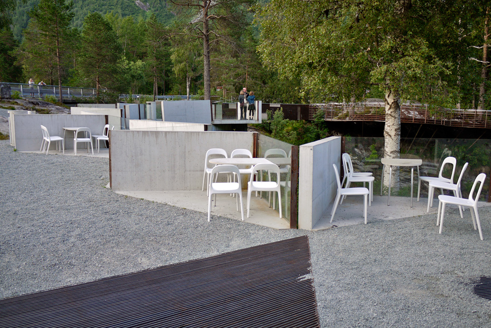 景区悬挑在悬崖上的桥-5