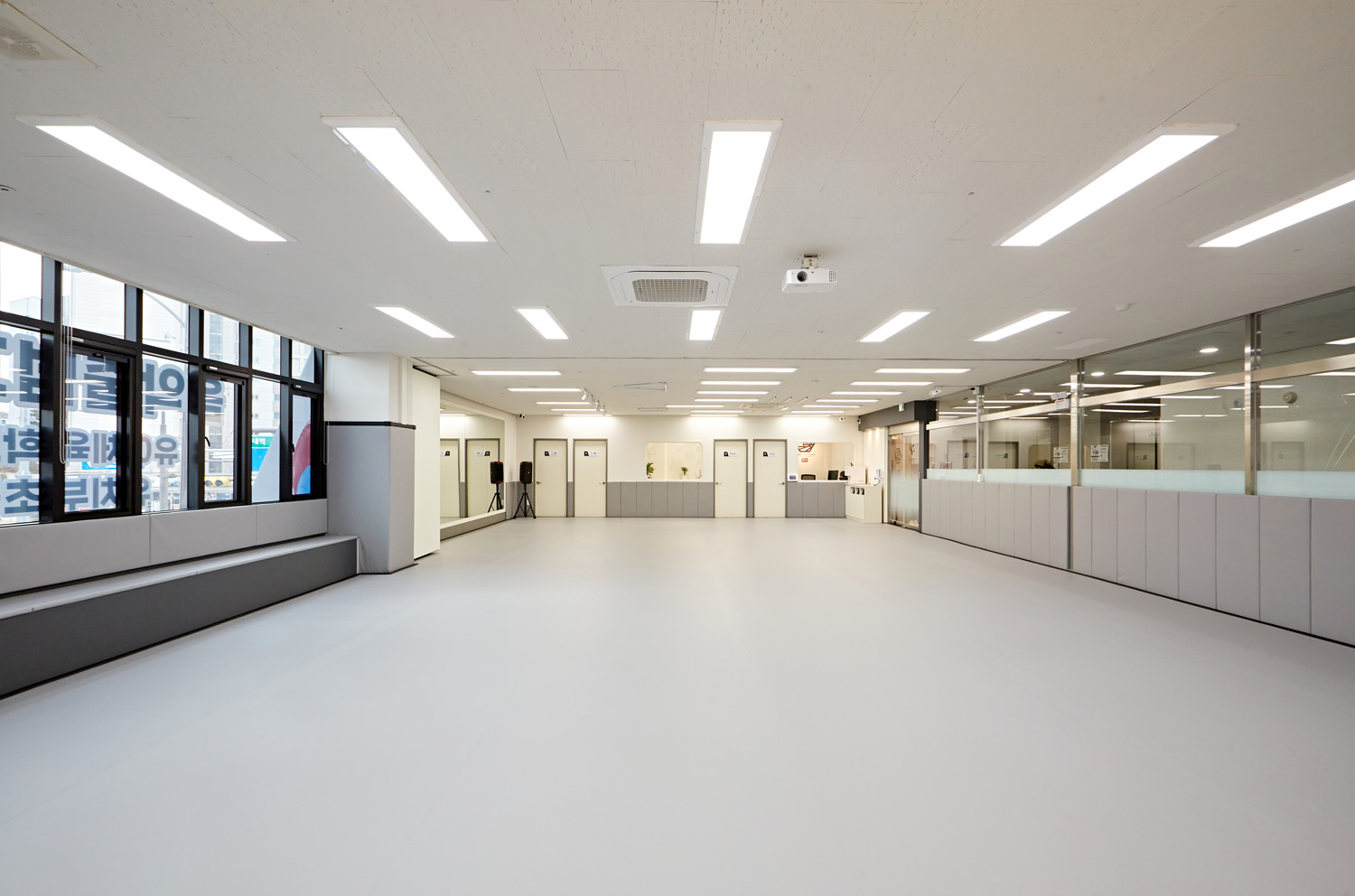 50 平极简跆拳道馆，白色调的清爽空间设计-7