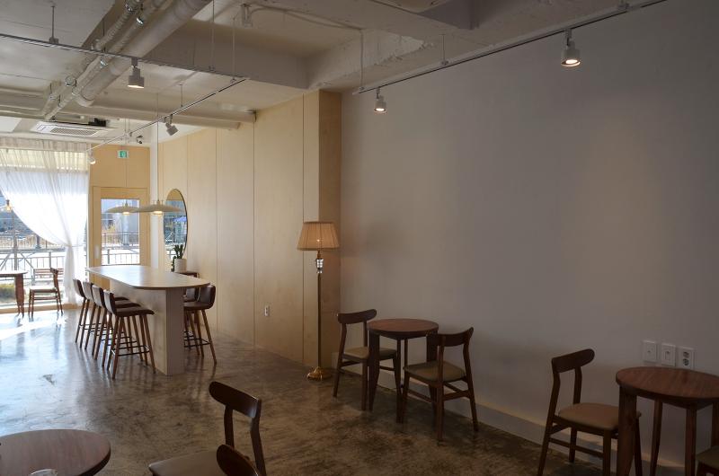 简约 20 平咖啡厅，展现白色与木色的精致空间设计-8