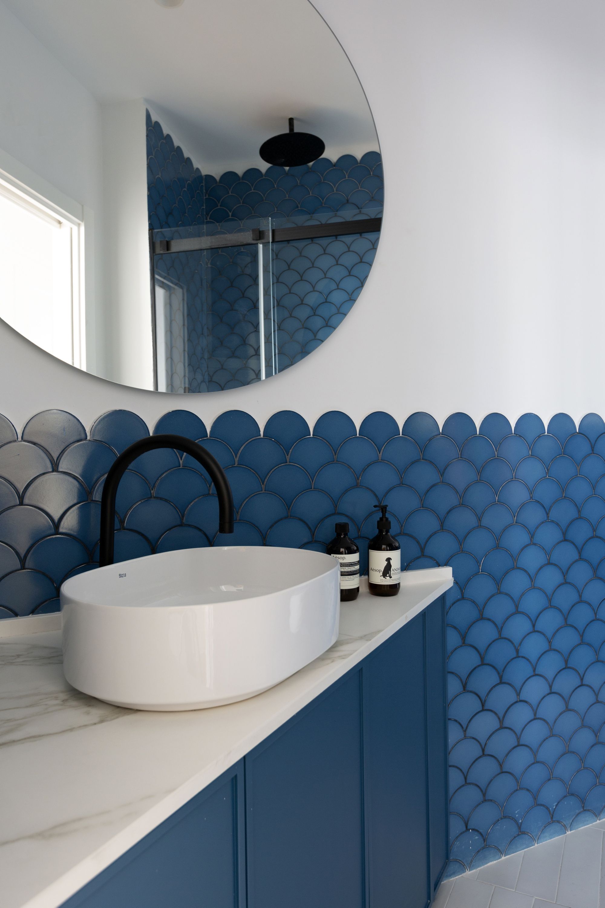 色彩斑斓的马德里公寓 | 绿与蓝的完美融合-17