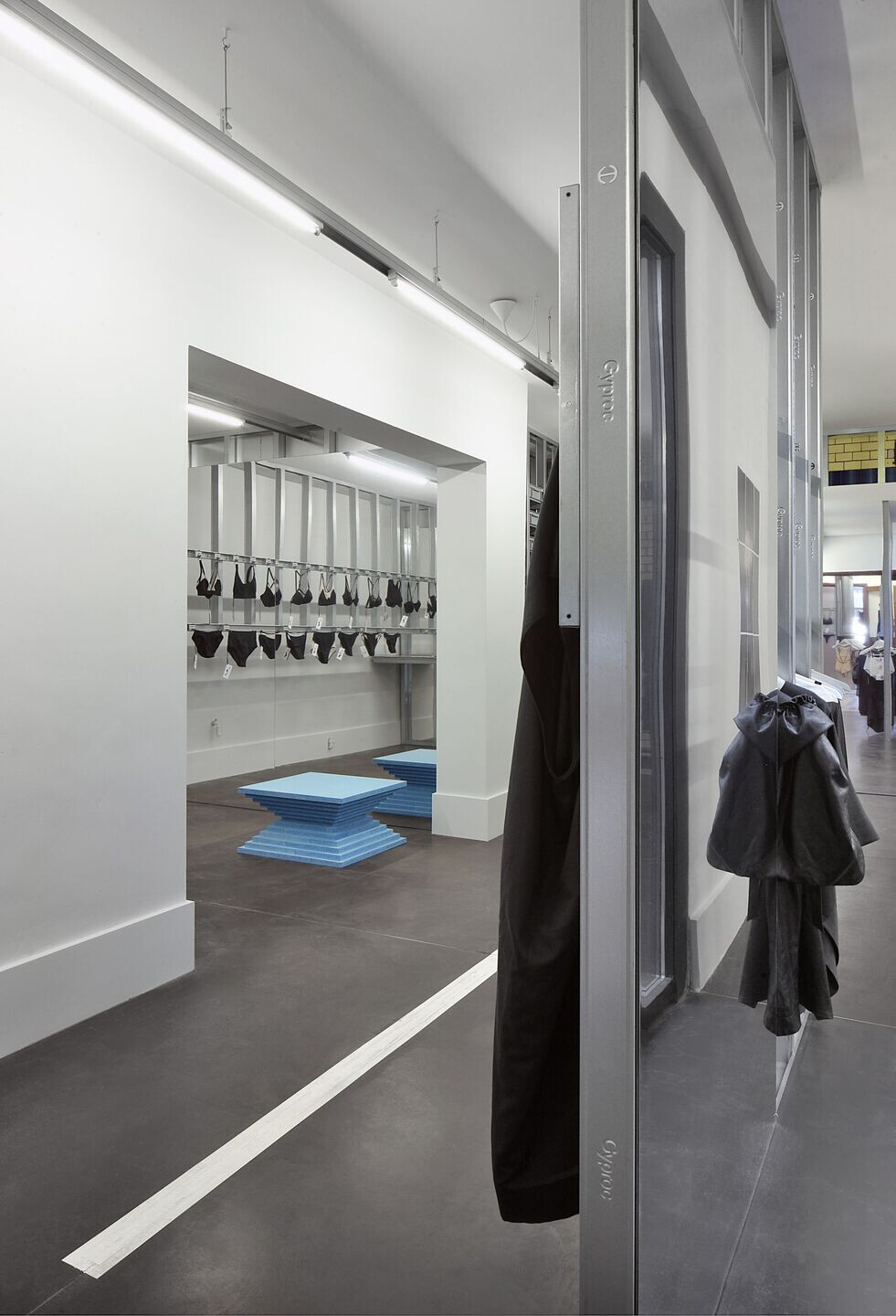 旧烘焙坊中的精美内衣店-42