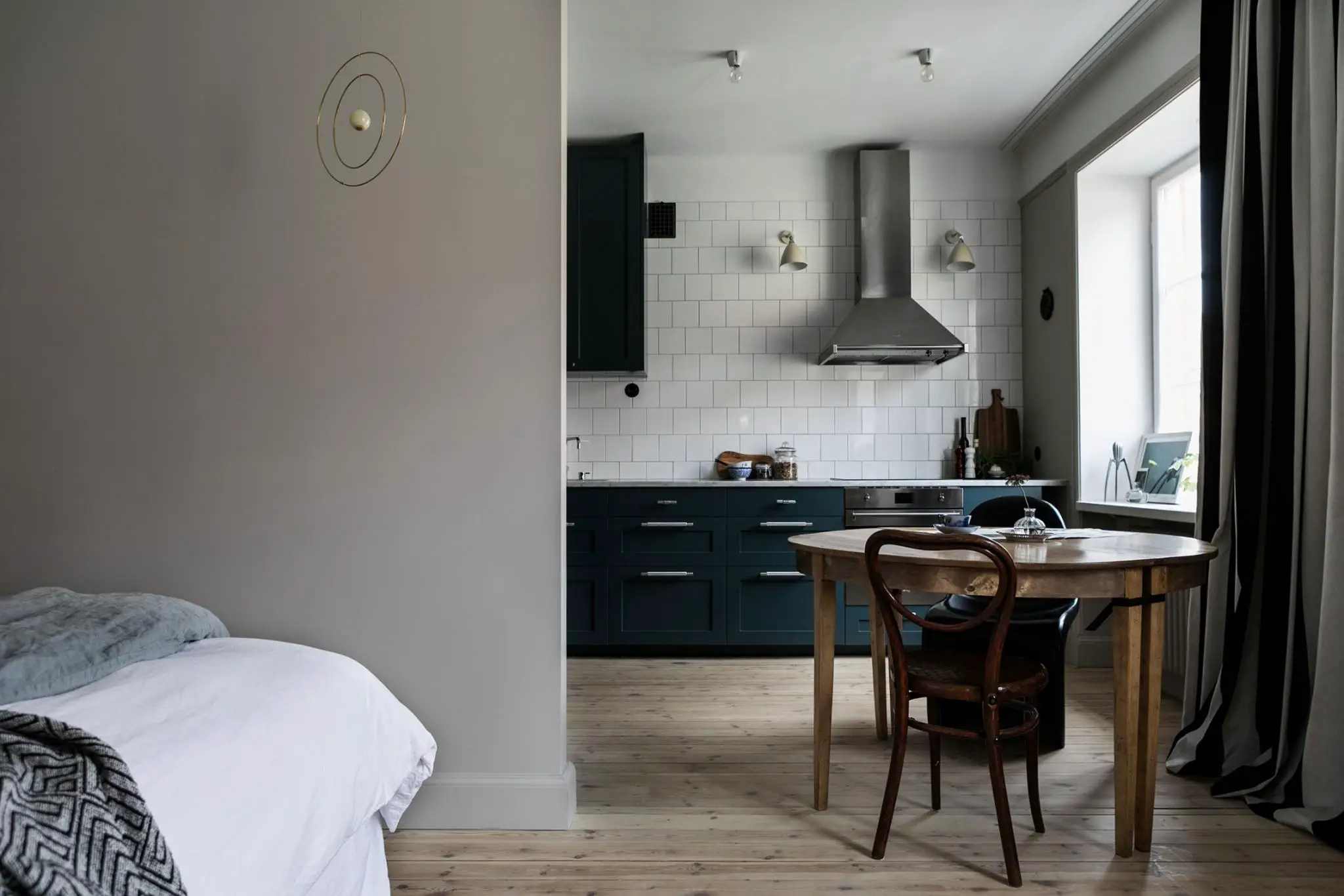 时尚家居新宠 | 深度迷人的蓝色天鹅绒沙发-8