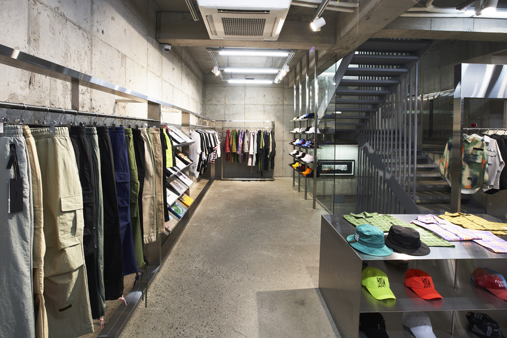 30 坪时尚复合式服装店 | 极简工业风打造潮流空间-3