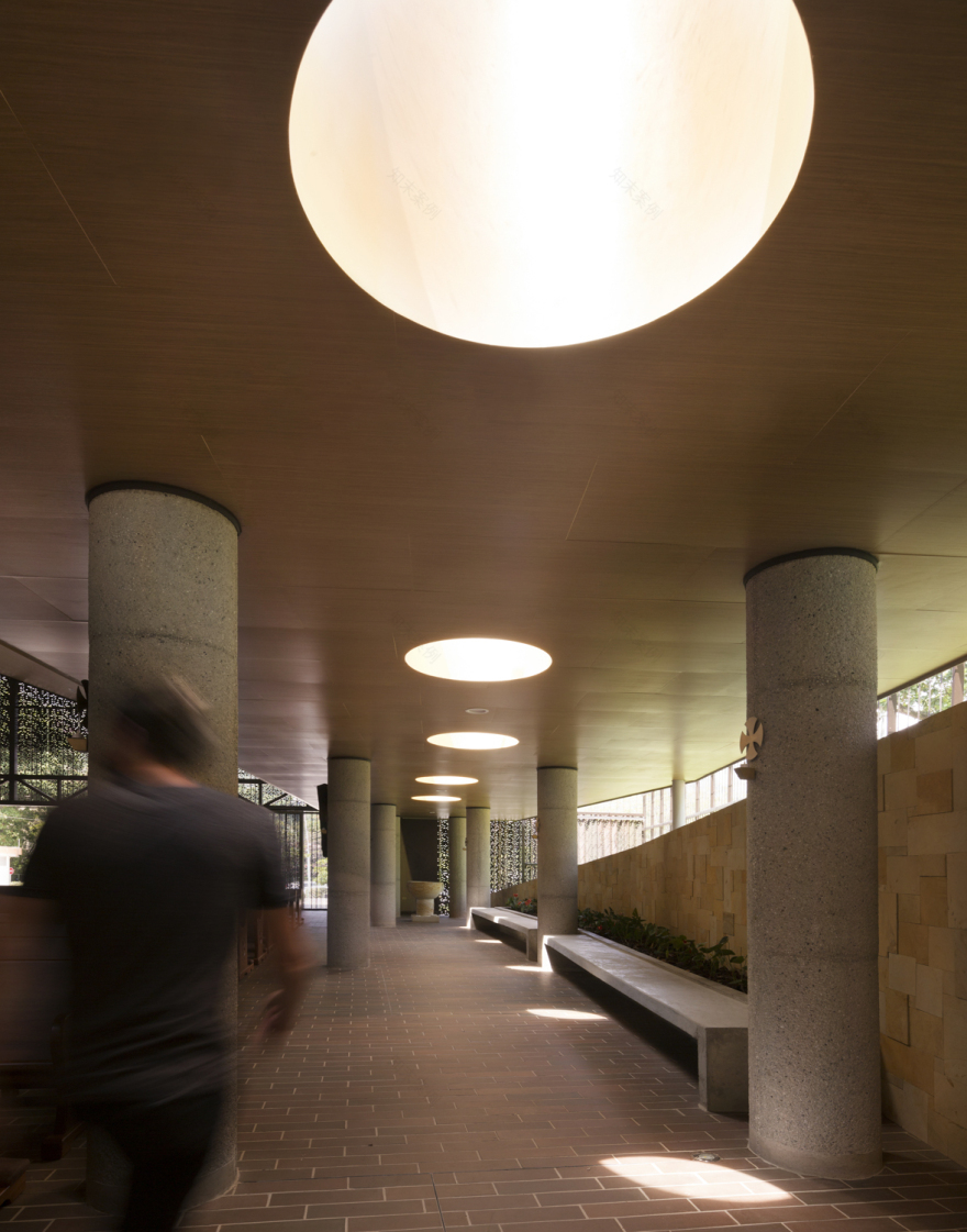 折叠屋顶下的绿意教堂-31