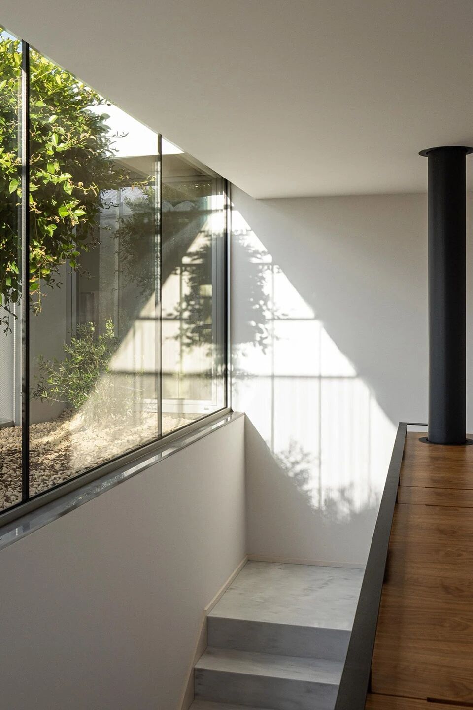 以自然采光与户外空间为核心   极简白色住宅  Arquitetura501-71