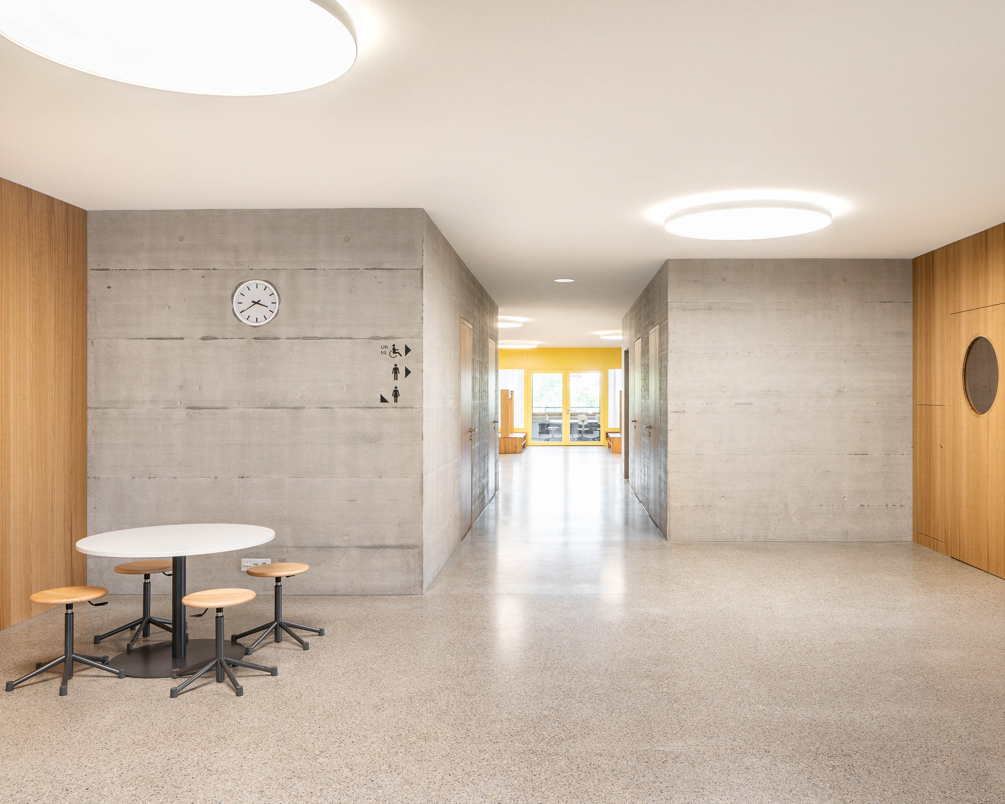 瑞士 Bazenheid 小学教育建筑，灵活教学空间与自然主题户外设施-9