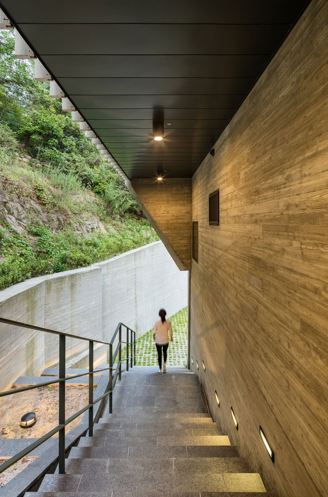 A Unique Mountainside Home in Seoul, South Korea-24