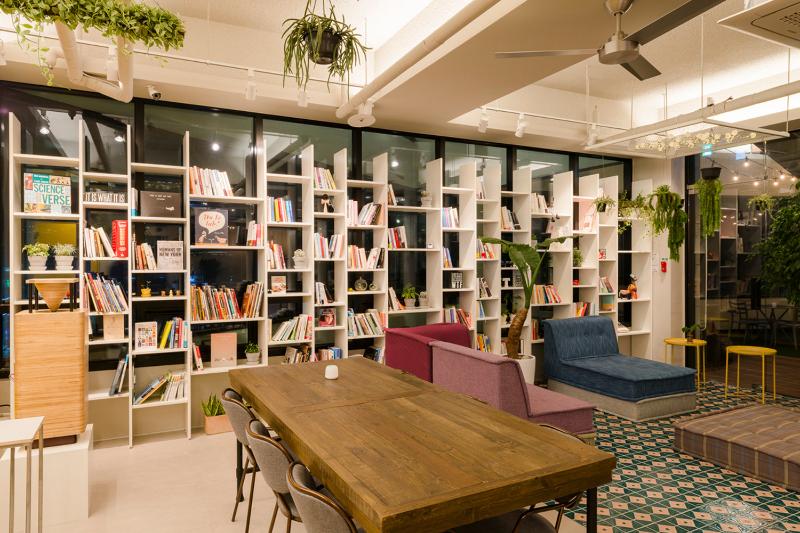 彩色点睛的北欧风格咖啡厅与 loop top 休闲空间-15