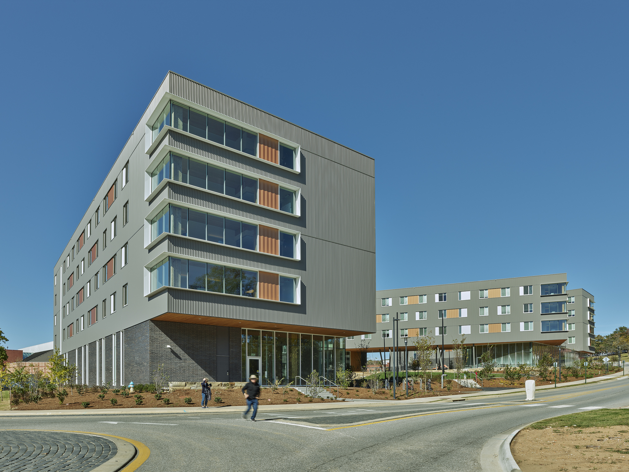 Adohi Hall / Leers Weinzapfel Associates + Modus Studio + Mackey Mitchell Architects + OLIN-37