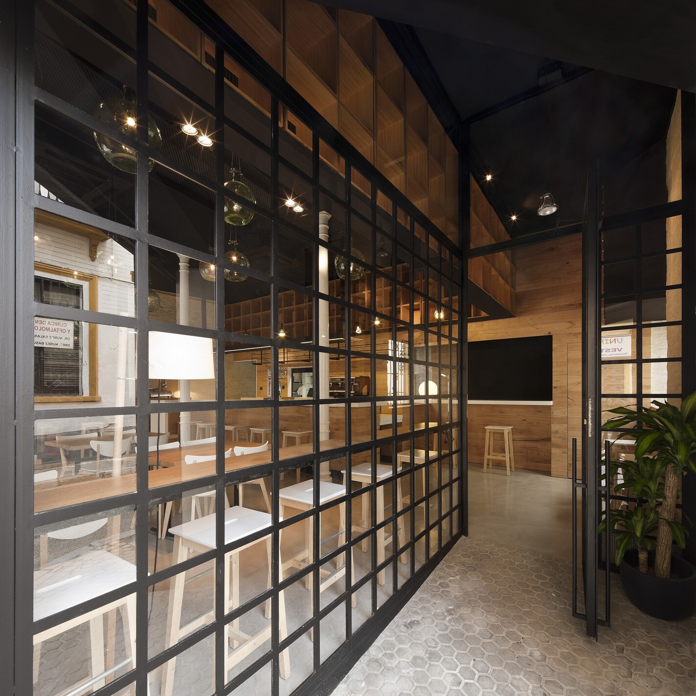 西班牙塞维利亚葡萄酒主题餐厅-9