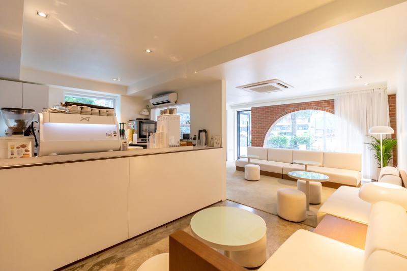 25 坪温暖氛围的白色与木质调咖啡馆设计-4