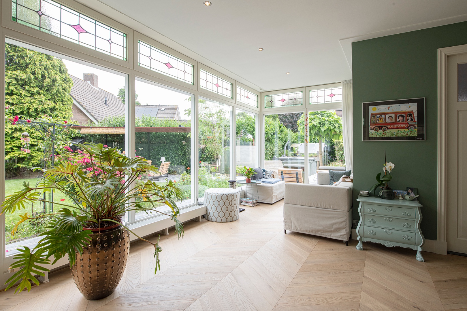 Lichte hongaarse punt in speels interieur-9