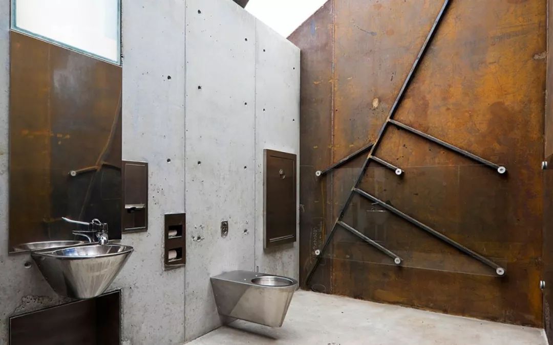 挪威锈红色卫生间，抵抗极端风的建筑奇迹-8