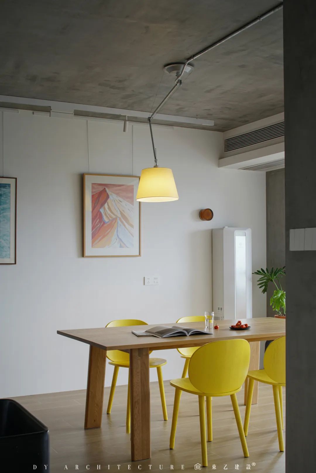 原始粗狂的混凝土裸顶遇上紧凑小三房,这酷酷的松弛感真让人着迷丨中国长沙丨東乙建设-54