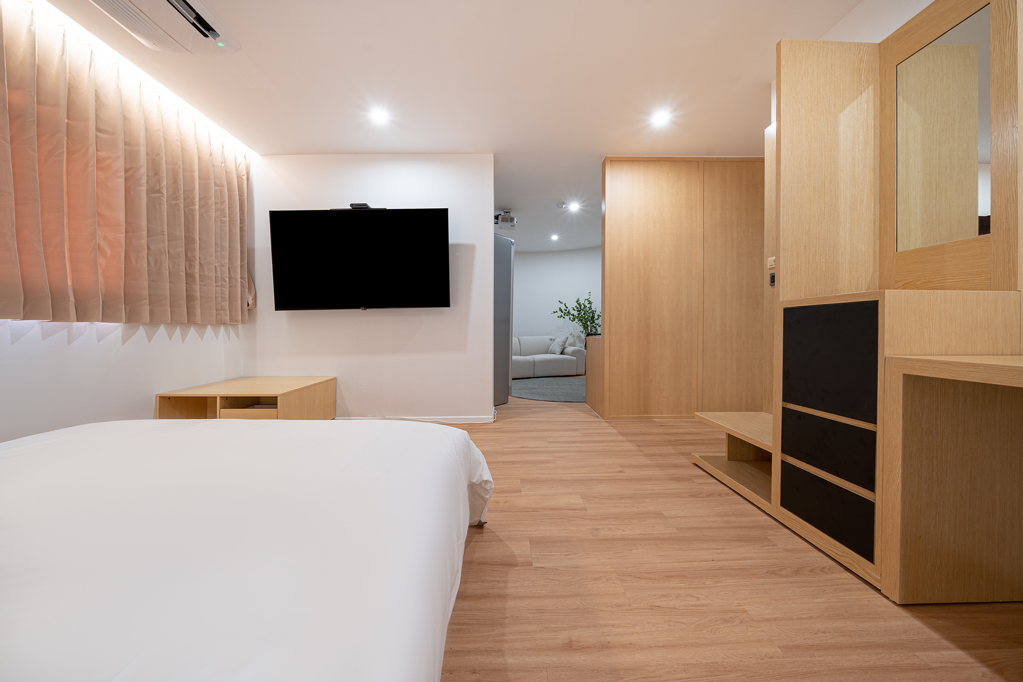 白色与木质，打造 21 间客房的极简酒店-12