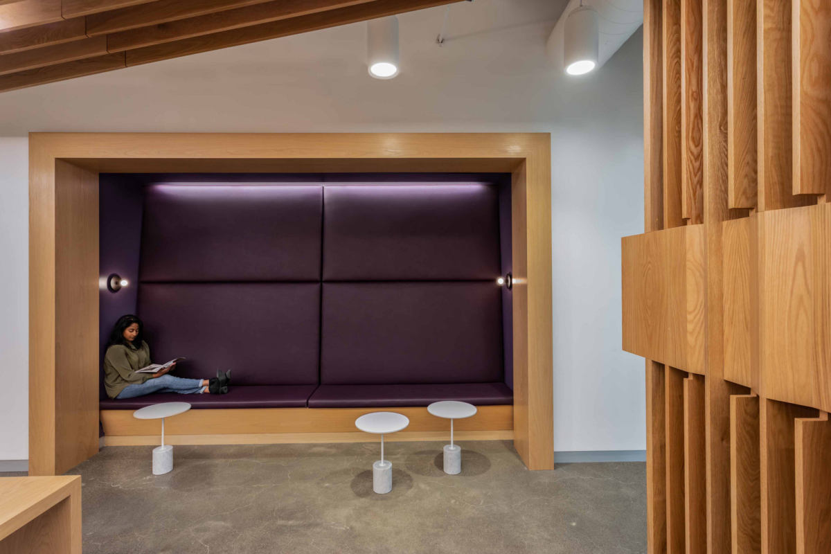 脑波元素融入办公空间设计,彰显功能与美学-12