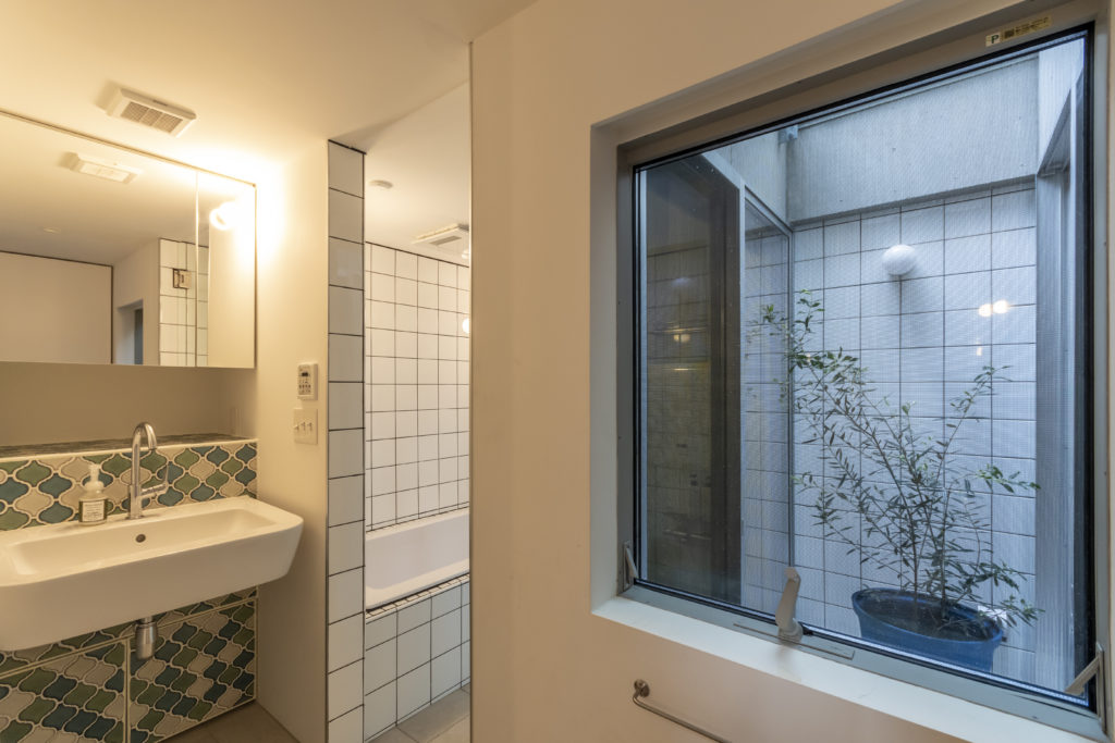 土地の記憶を継承しつつ街とつながる街と家族がほどよい距離感でつながって暮らす | Architecture | 100%LiFE-9