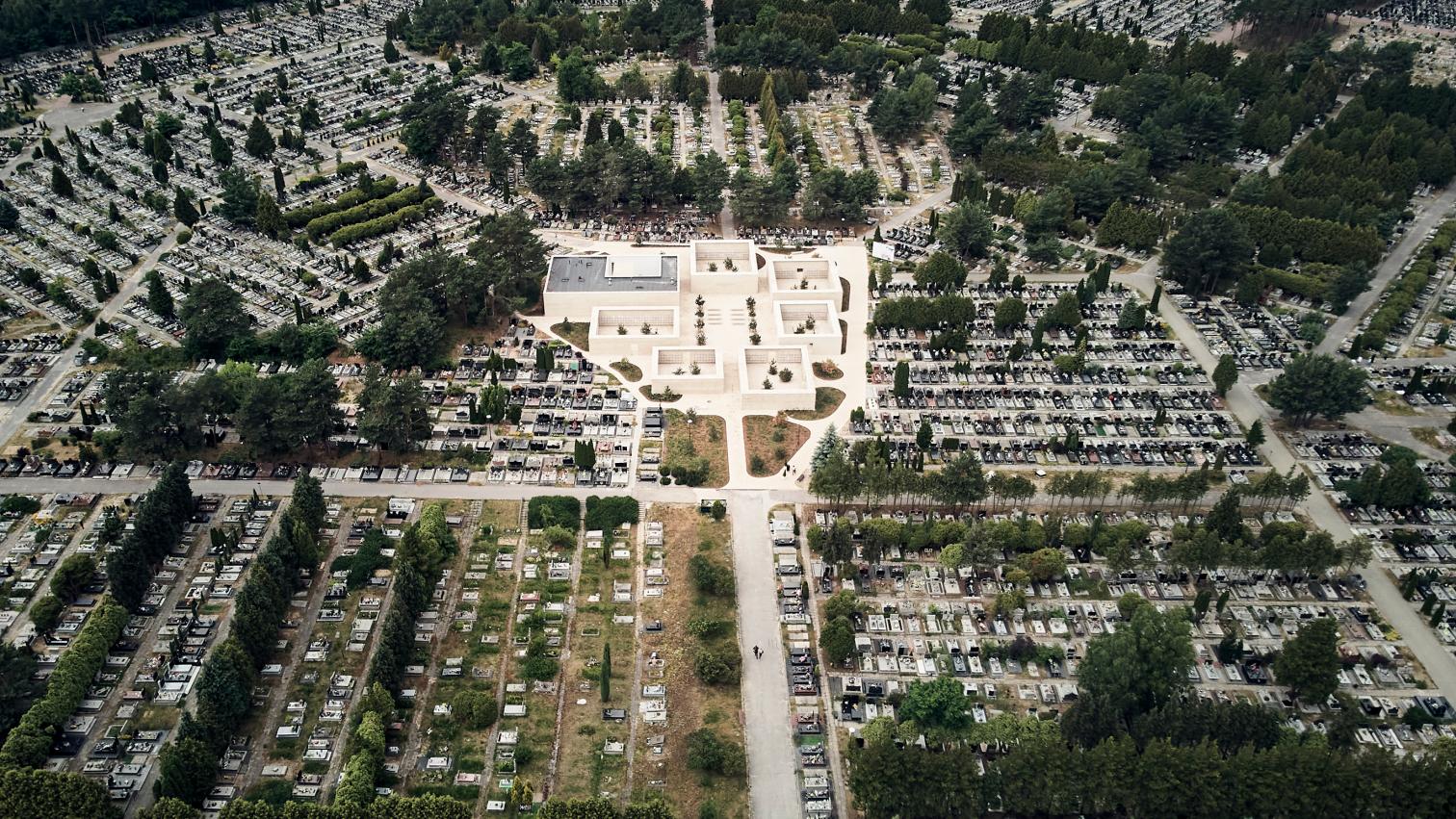 Complejo de columbarios en el cementerio municipal de Radom-7