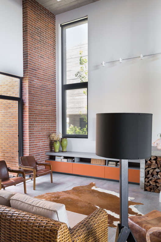 巴西湖景砖混别墅，和谐融入自然景观-16