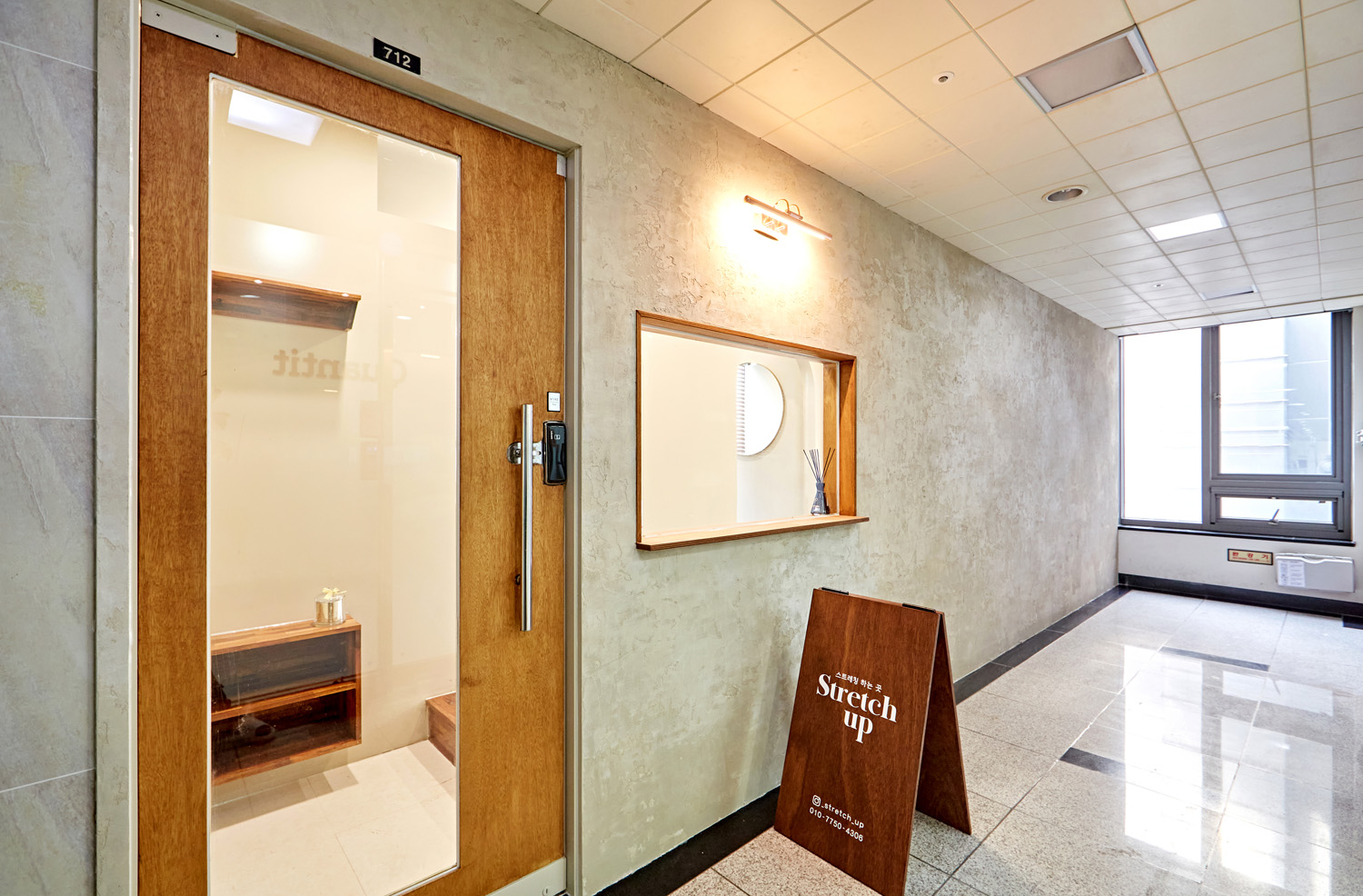 白色与木质的和谐共处，打造舒适 6 星级运动中心-2