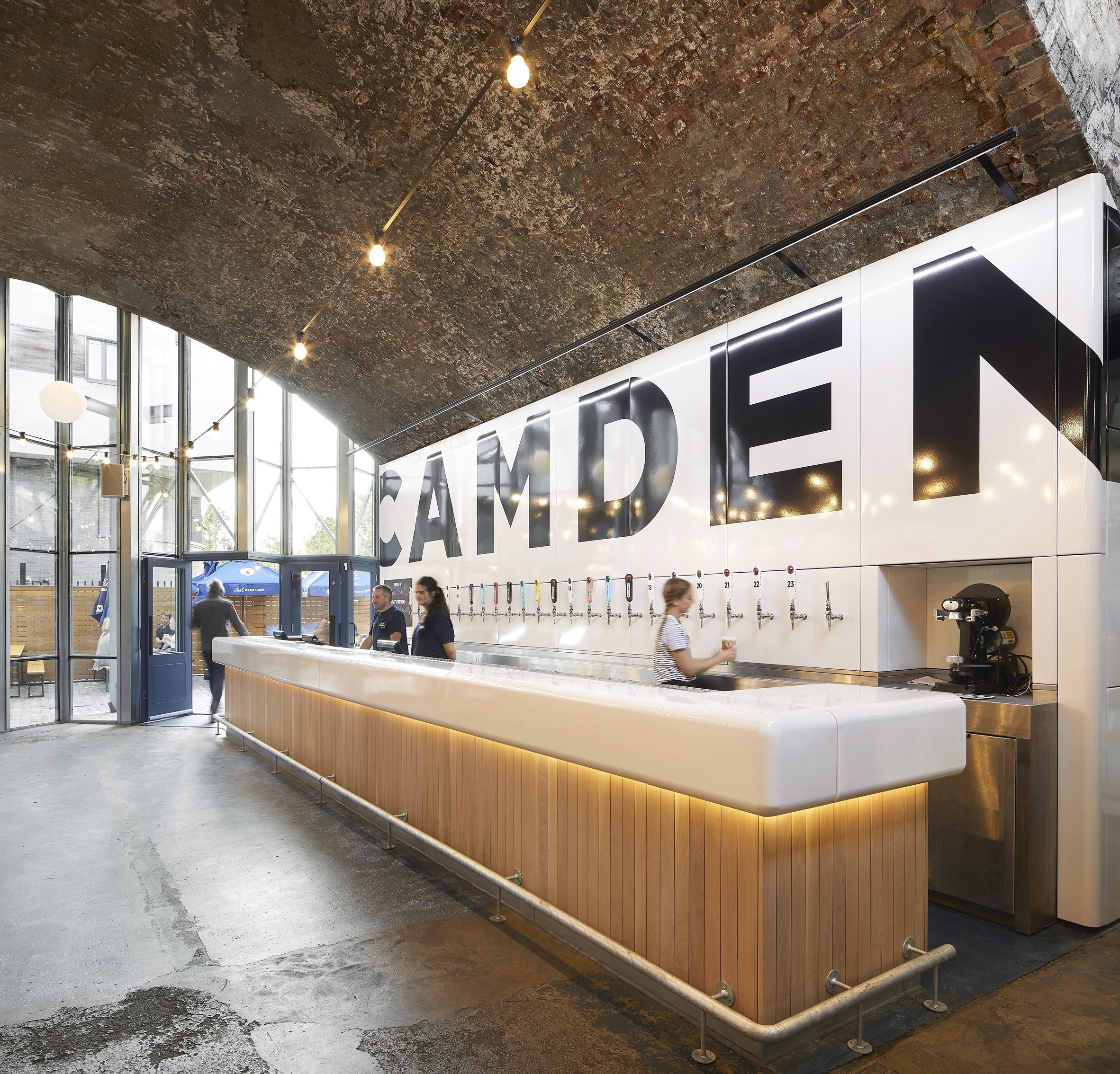 伦敦 Camden Town Brewery 啤酒馆，工业风格铁路拱门设计惊艳亮相-17