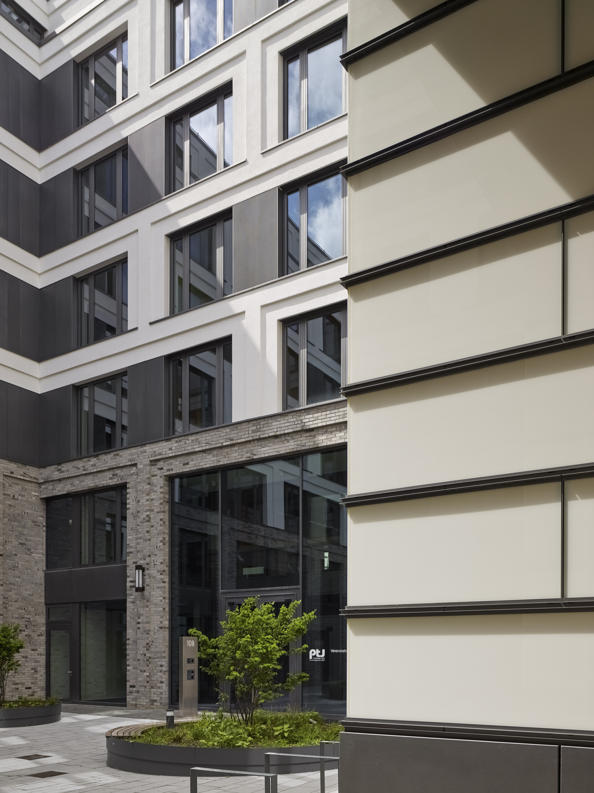 3 Hoefe Office and Residential Building / Tchoban Voss Architekten-43