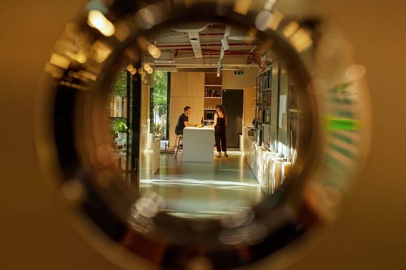 创意办公室设计  带公园景观的设计师工作室彩色展厅丨克罗地亚萨格勒布丨Brigada（克罗地亚知名室内设计公司）-22