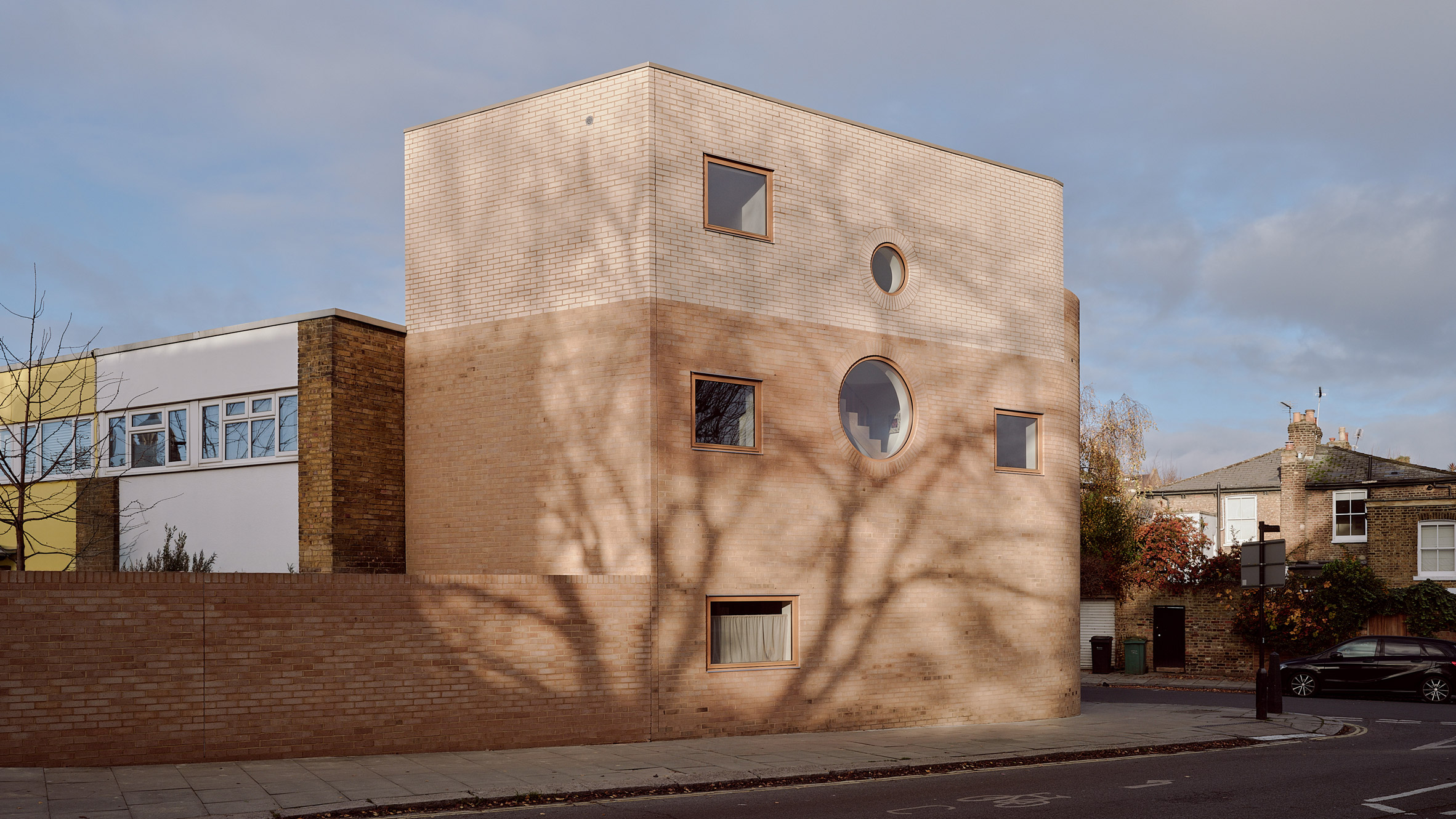 Eight offbeat homes accentuated by porthole-style windows-22