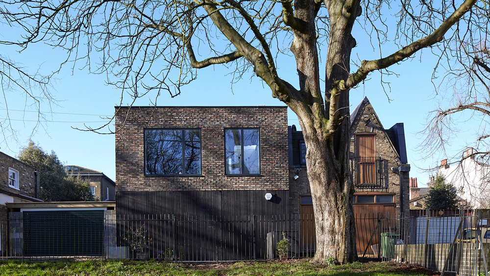 伦敦保护区内的现代砖木住宅-0