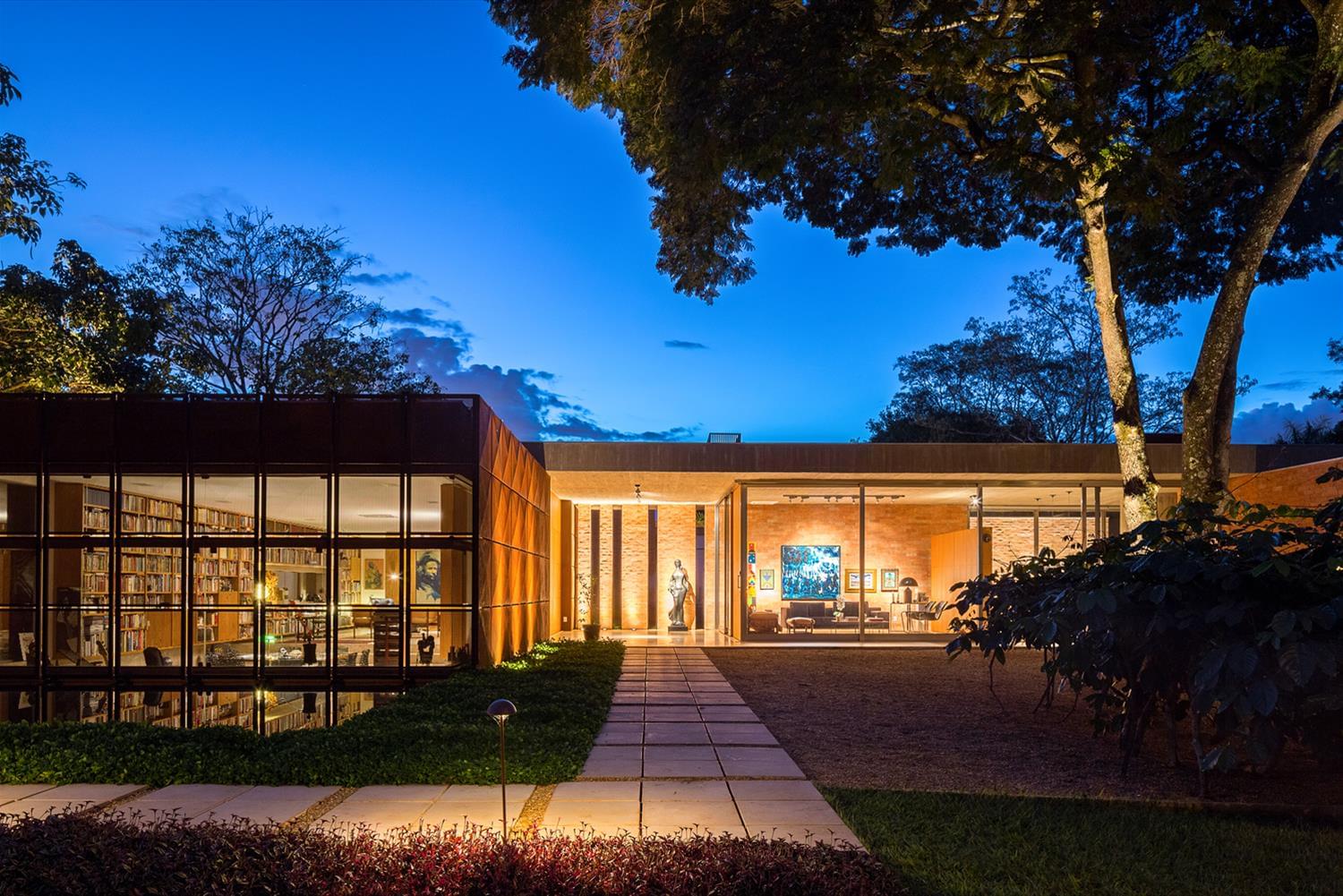 巴西 DF Casa BLM · 图书馆核心的节能可持续住宅设计-15