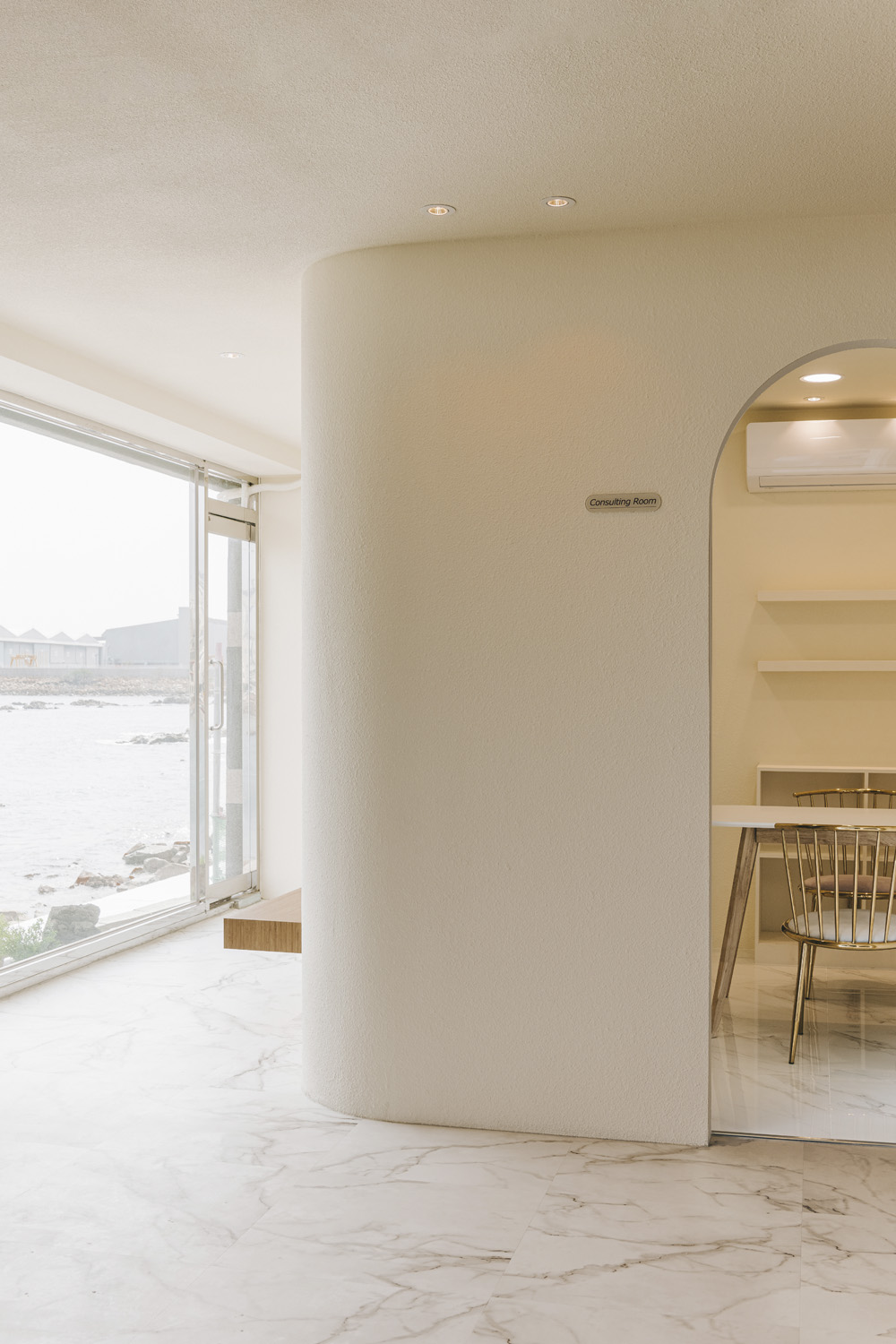 白色与木色迷你别墅设计，16 平米视听室惊艳亮相-14